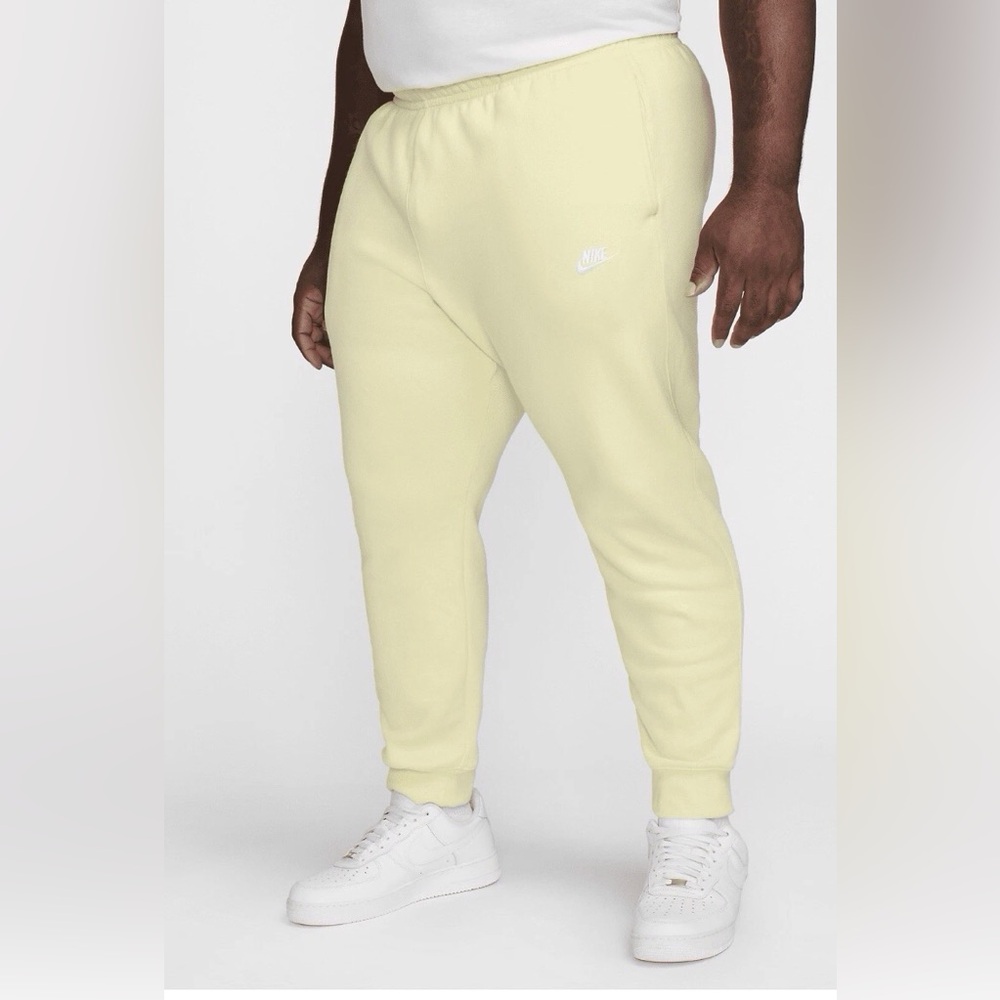 Nike  men’s Light Yellow sportswear club fleece joggers sweatpants size XL